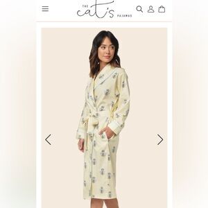 The Cat’s Pajamas Yellow Queen Bee Flannel Robe in Women’s M/L